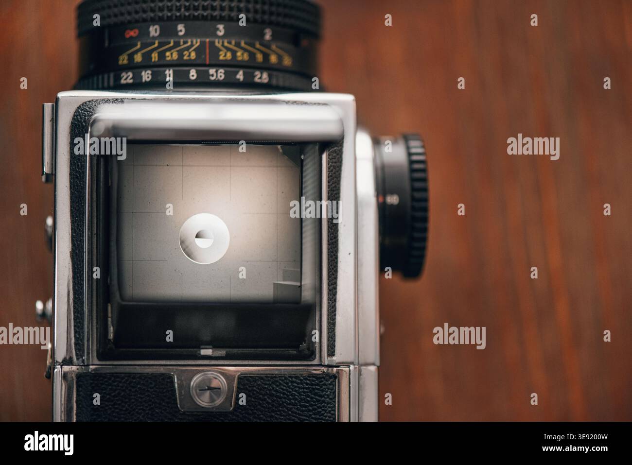 Abstrakt. Echter analoger Kamerasucher mit Korn-, Staub- und Lichtaustritt. Stockfoto