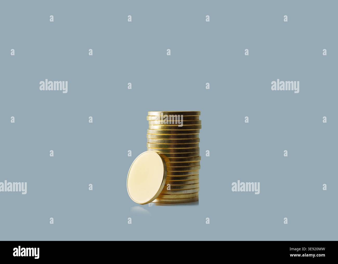 Münzstapel isoliert auf blauem Hintergrund. Geld sparen, Finanzen aufbauen, Wohlstand aufbauen. Stockfoto