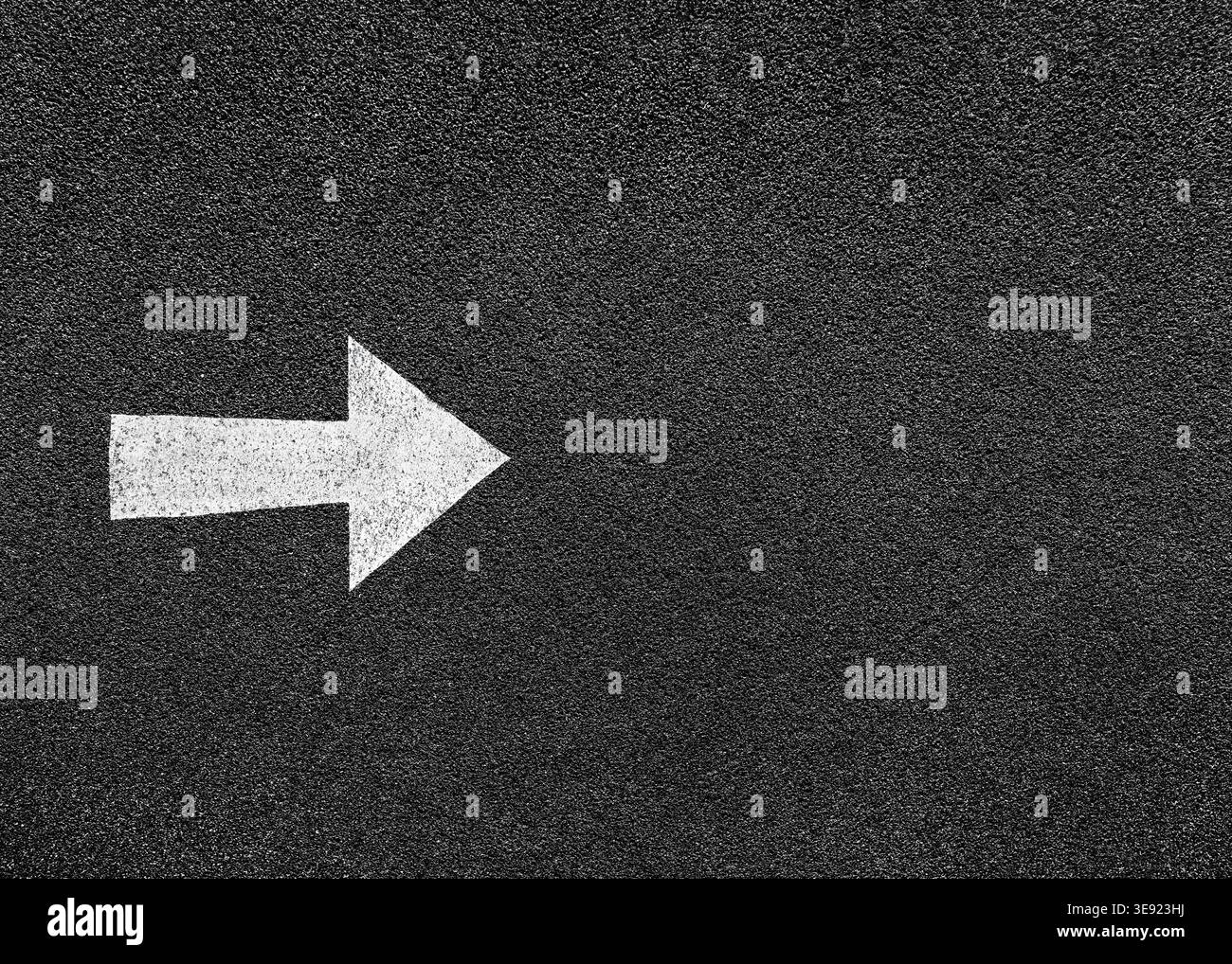 Schwarzer Hintergrund der leeren Straße, Asphaltstruktur mit weißem Farbpfeil bedeutet, vorwärts zu bleiben. Stockfoto