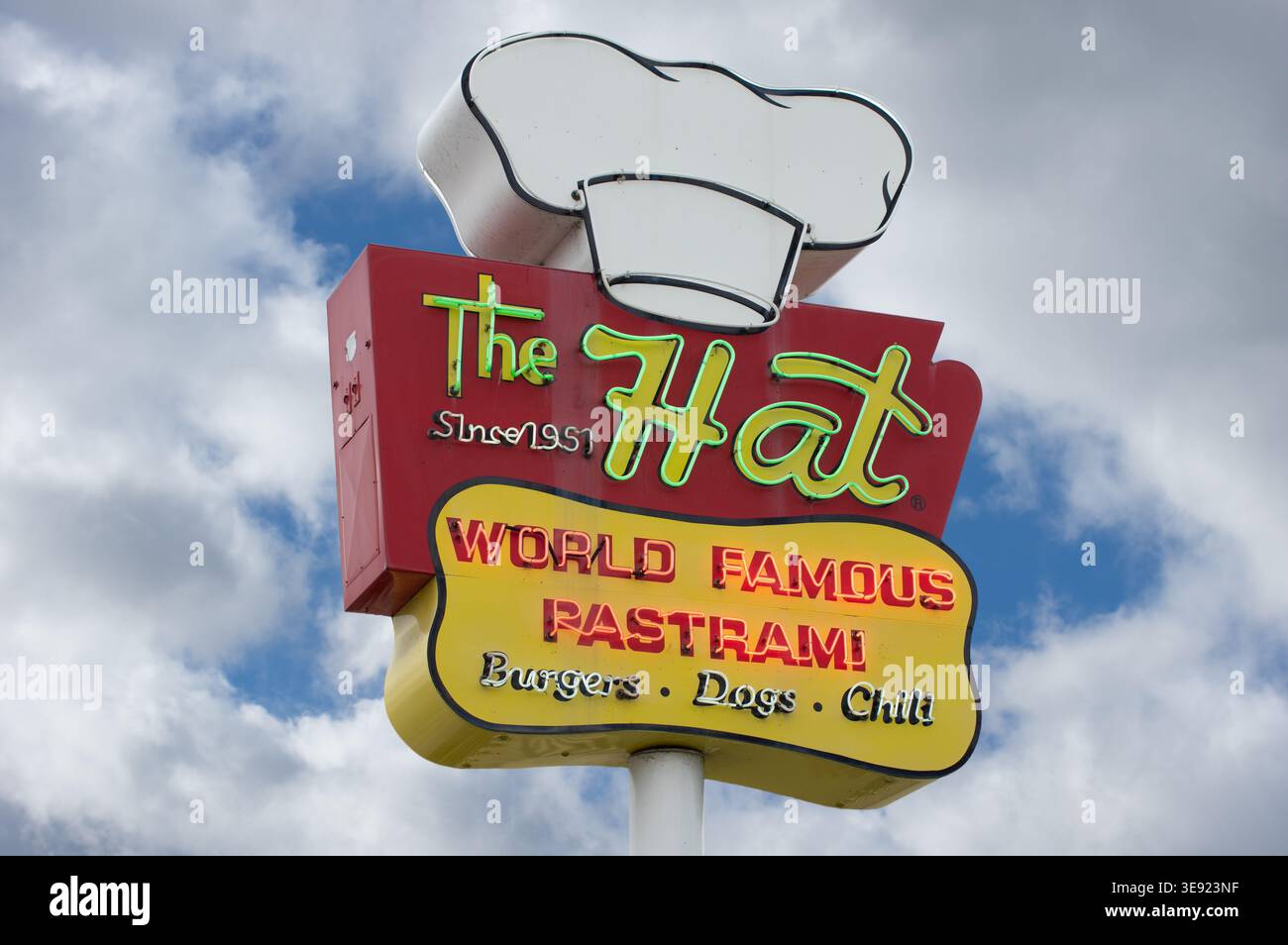 Neonschild im hat in der Stadt Pasadena, einer Fast-Food-Restaurantkette, die auf Pastrami-Dip-Sandwiches spezialisiert ist. Pasadena, Kalifornien, USA. Stockfoto