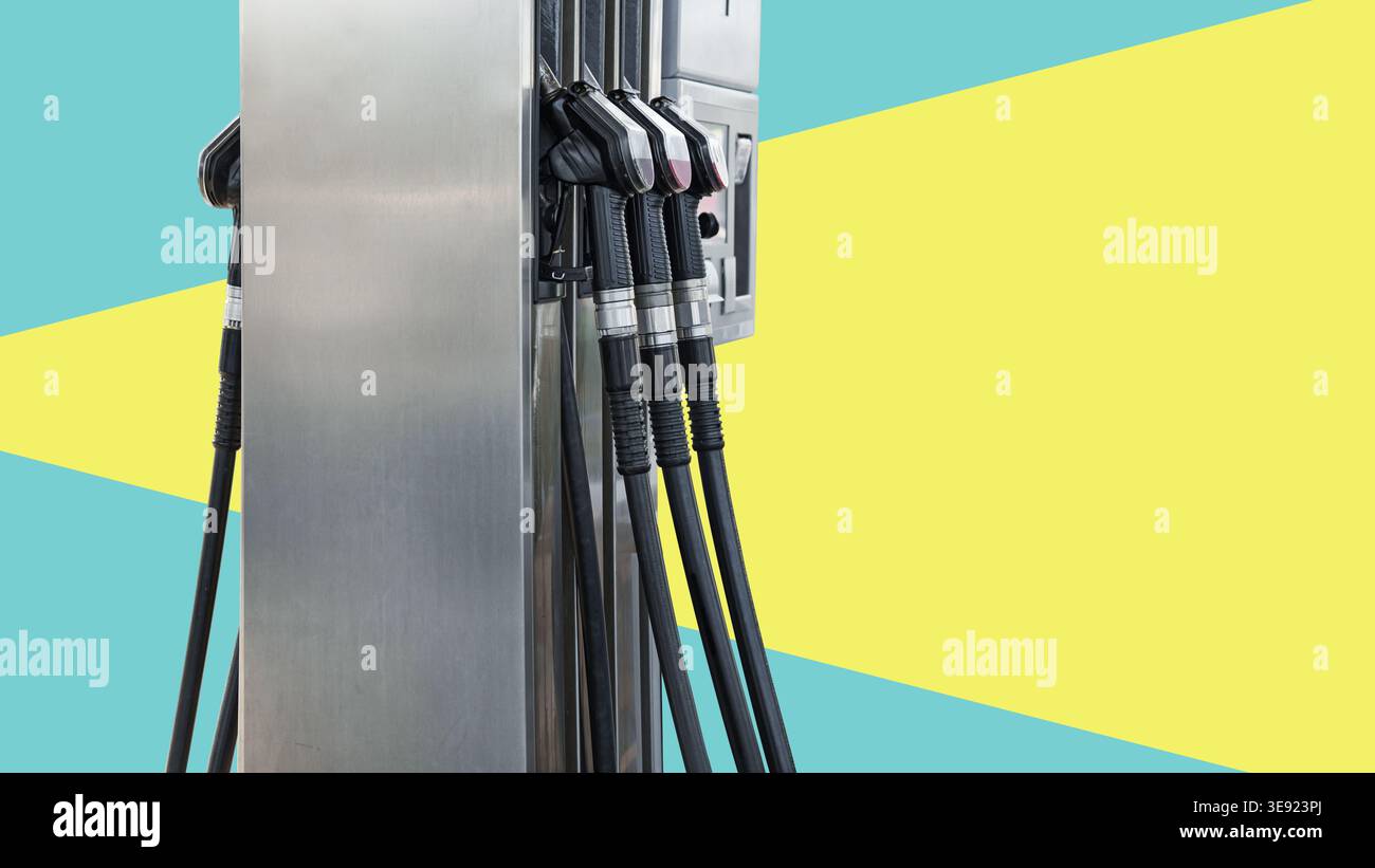 Flache Design-Kunst. Ölpumpe und Düsen an der Tankstelle, isoliert auf freiem, flachem Hintergrund. Stockfoto