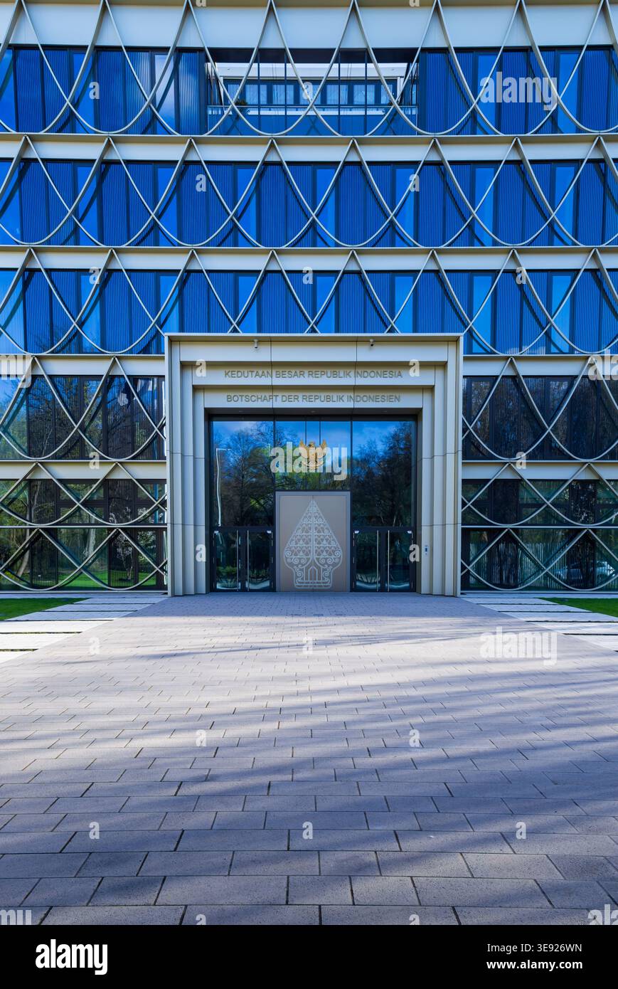 Vordereingang der Botschaft der Republik Indonesien in Berlin, Deutschland. Botschaft von Indonesien, indonesische Botschaft, Botschaft Indonesien. Stockfoto