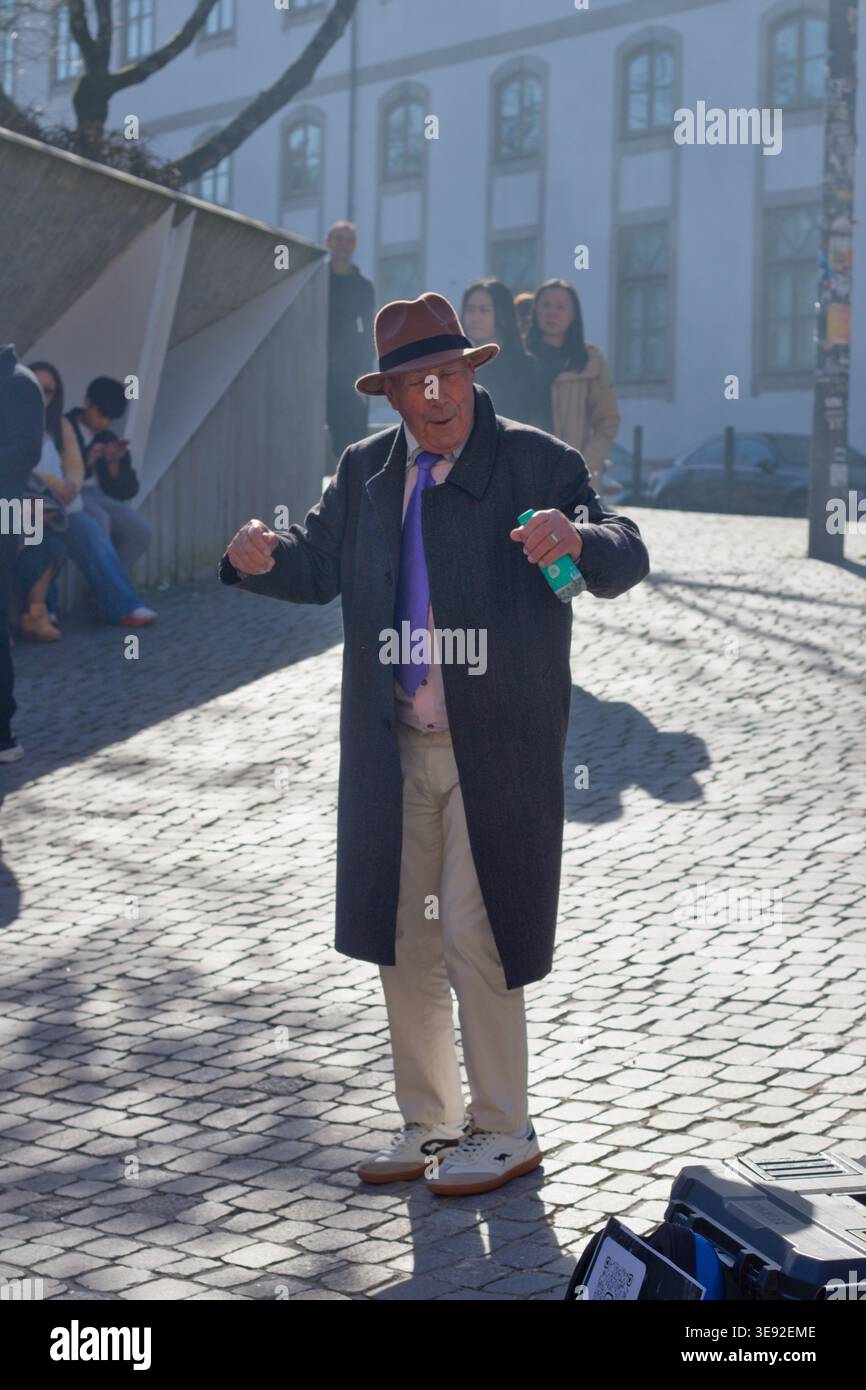 Senior Mann tanzt fröhlich auf einer Straße in Porto Stockfoto