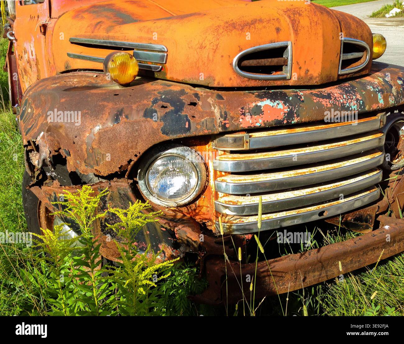 Alte Lkw-Front mit Korrosion, abgebrochener Farbe und Vintage-Charakter. Stockfoto