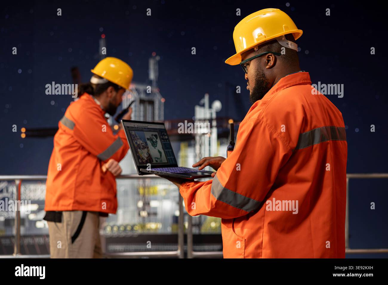 Der Offshore-Plattformingenieur verwendet Laptop, um geologische Vermessungsdaten auf der digitalen Kartierungsschnittstelle zu überprüfen. afroamerikaner bewertet Topographiekarten des Meeresbodens für die Standortbeurteilung Stockfoto
