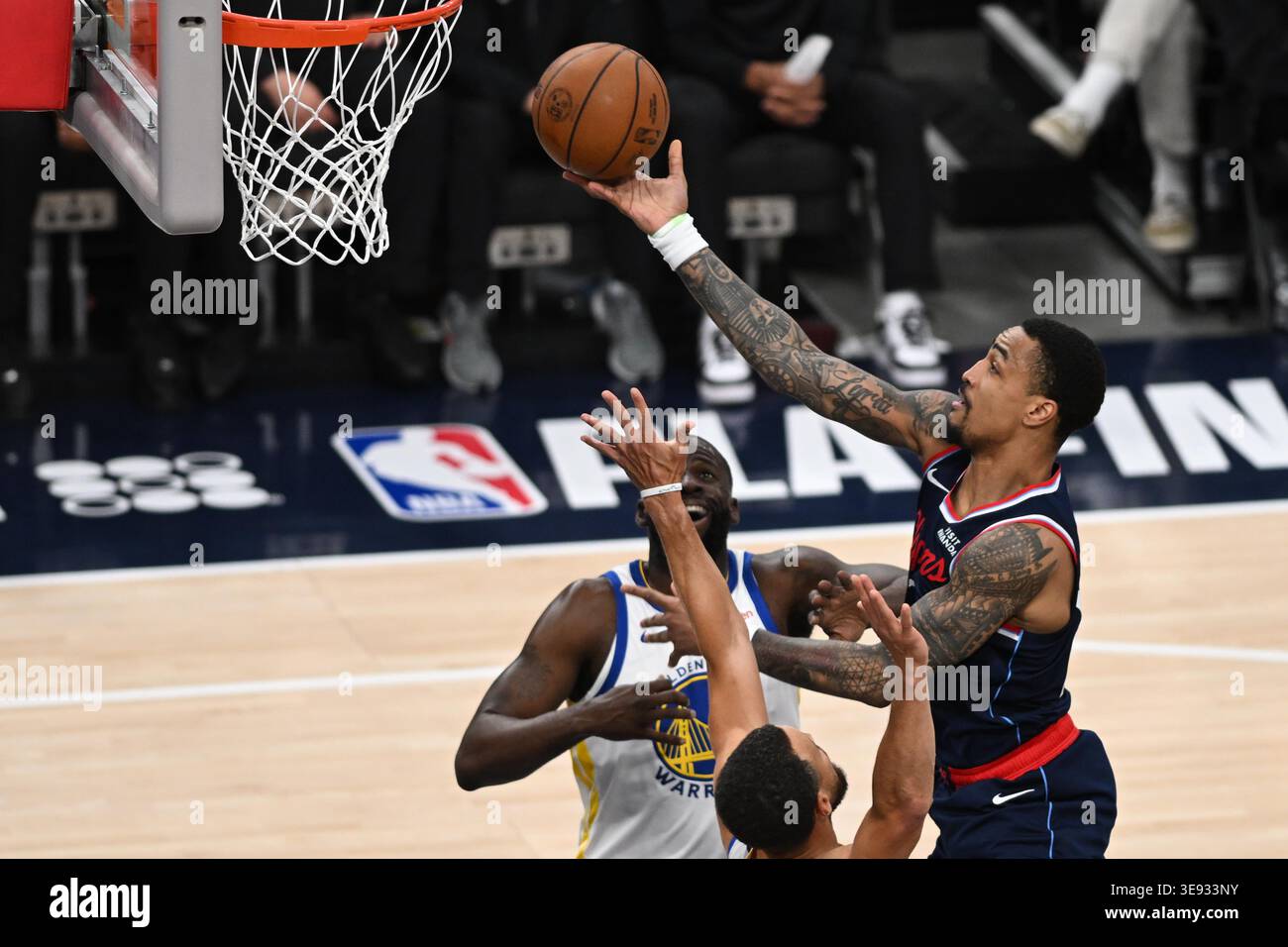 Inglewood, Kalifornien, 15. April 2026. John Collins (20) legt den Ball während eines NBA-Spiels zwischen den Golden State Warriors und den Los Angeles Clippers im Intuit Dome an Stockfoto