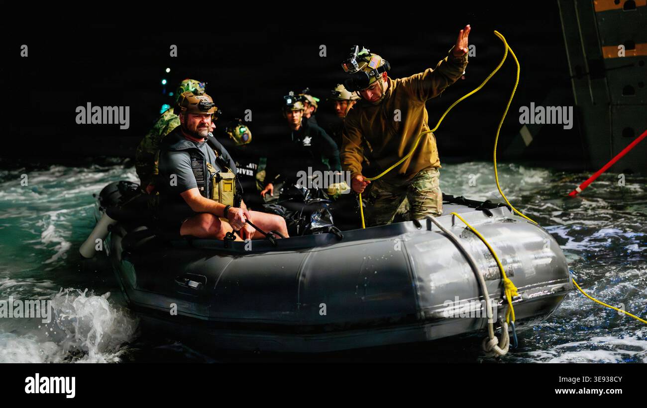 Die Taucher der Marine kehren zum Brunnendeck des amphibischen Transportdocks USS John P. Murtha (LPD 26) zurück, nachdem sie das Orion-Raumschiff geborgen haben. John P. Murtha ist im US 3rd Fleet-Gebiet unterwegs, wo er die Artemis II-Mission der NASA unterstützt und die Besatzung und das Raumschiff nach ihrer Rückkehr auf die Erde und dem Spritzen im Pazifischen Ozean zurückholt. Die Artemis-II-Mission der NASA schickte vier Astronauten auf einen Flug um den Mond im Orion-Raumschiff, womit erstmals Menschen in den Weltraum seit über 50 Jahren unterwegs waren Navy Foto von Mass Communication Specialist 2nd Class August Clawson Stockfoto