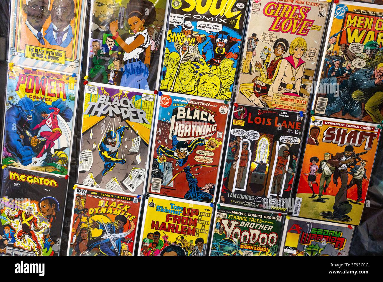 Vintage-Comic-Bücher mit schwarzen und afroamerikanischen Helden und Charakteren wie Black Thunder, Black Lightning, Lois Lane und Shaft Stockfoto