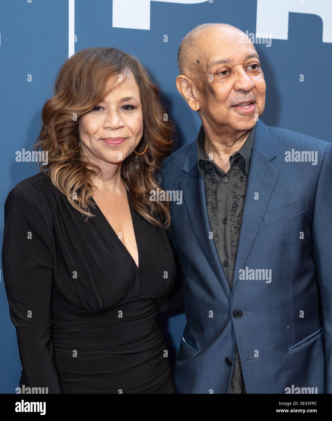New York, Usa. April 2026. Rosie Perez und George C. Wolfe nehmen am 16. April 2026 an der Eröffnungsfeier für Broadway 'Proof' im Booth Theatre in New York teil. (Foto: Lev Radin/SIPA USA) Credit: SIPA USA/Alamy Live News Stockfoto