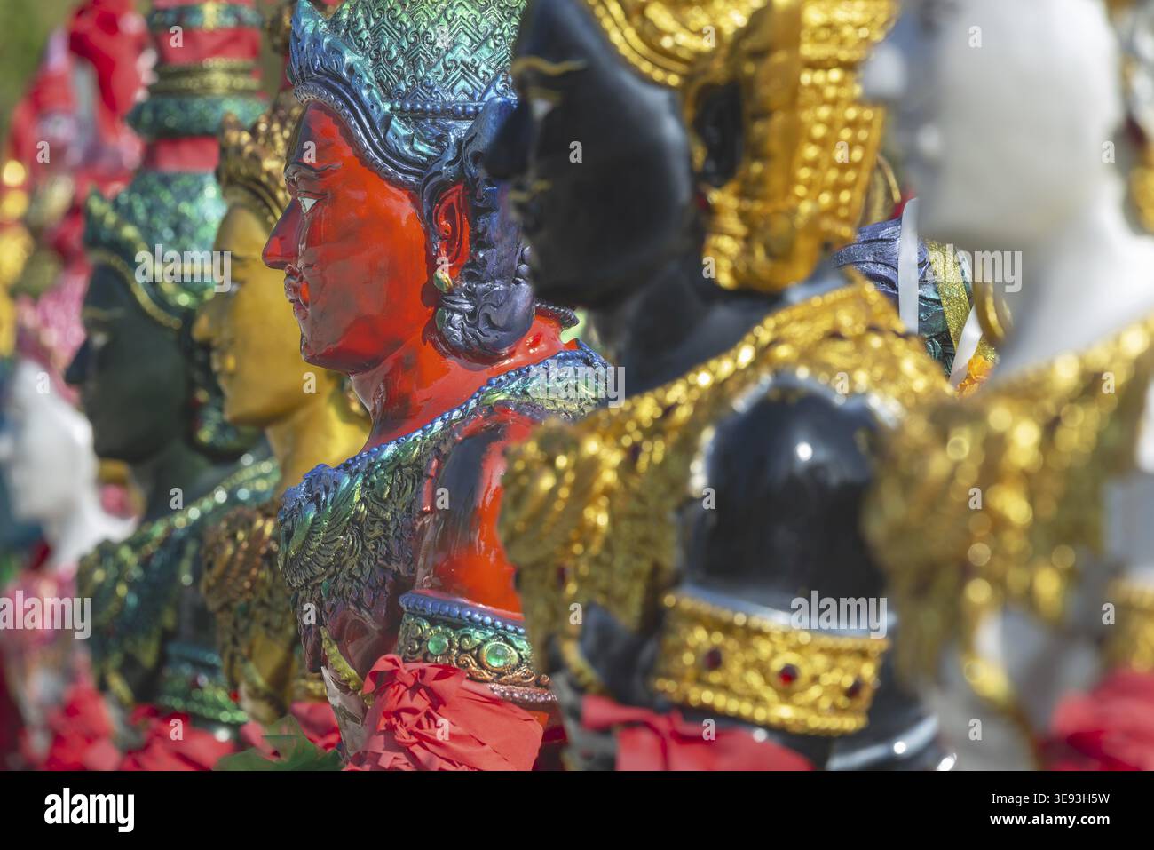 Engel im thailändischen Stil, anmutige Figuren, in traditioneller goldener Kleidung mit verziertem Kopfschmuck, thailändischer Buddhismus, Hinduismus, Wat Pa Khasamakhi, Khao Kho Mountai Stockfoto