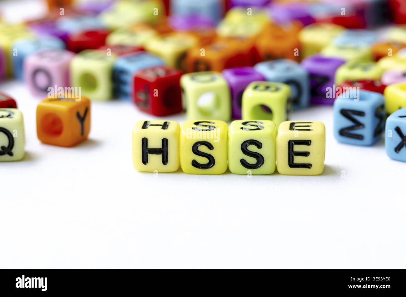 Nahaufnahme des HSSE-Textes auf gelben Würfeln, die Gesundheit, Sicherheit, Sicherheit und Umwelt darstellen. Gesundheits- und Sicherheitskonzept Stockfoto