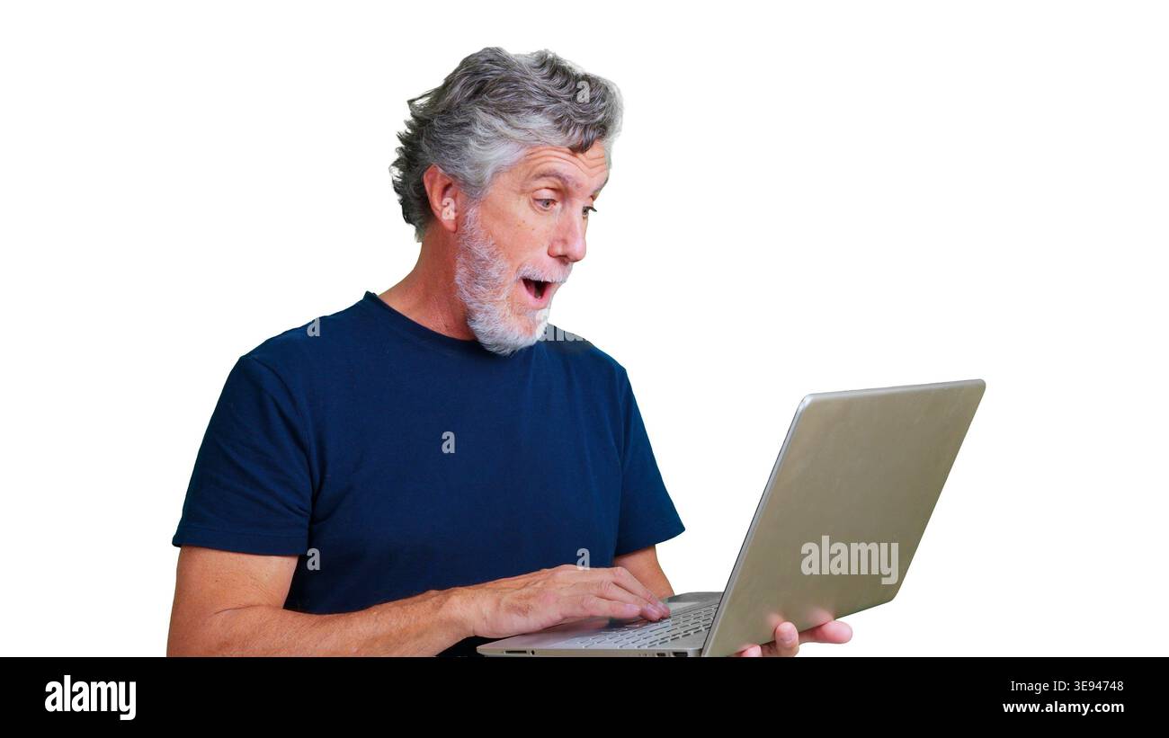 Senior-Mann, der überrascht und erfolgreich mit dem Laptop ist Stockfoto