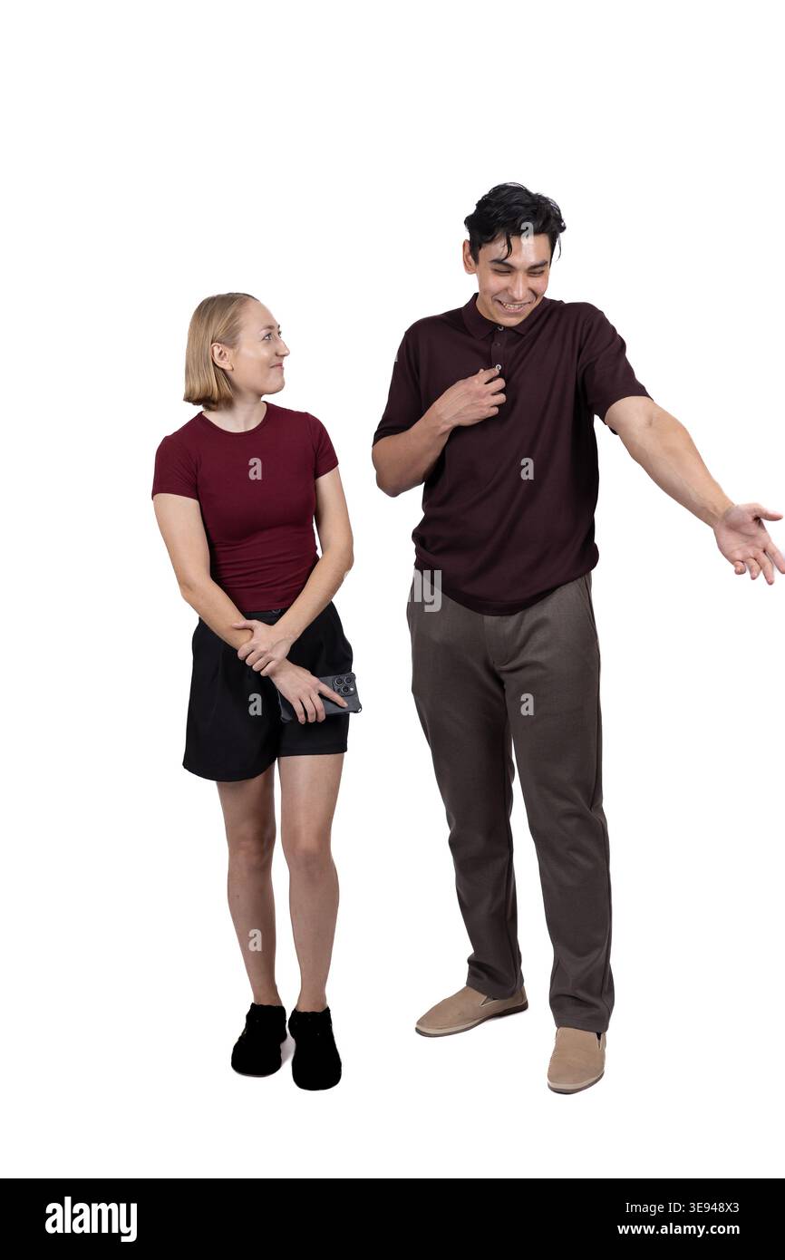 Paar beieinander stehen und sahen einander Stockfoto