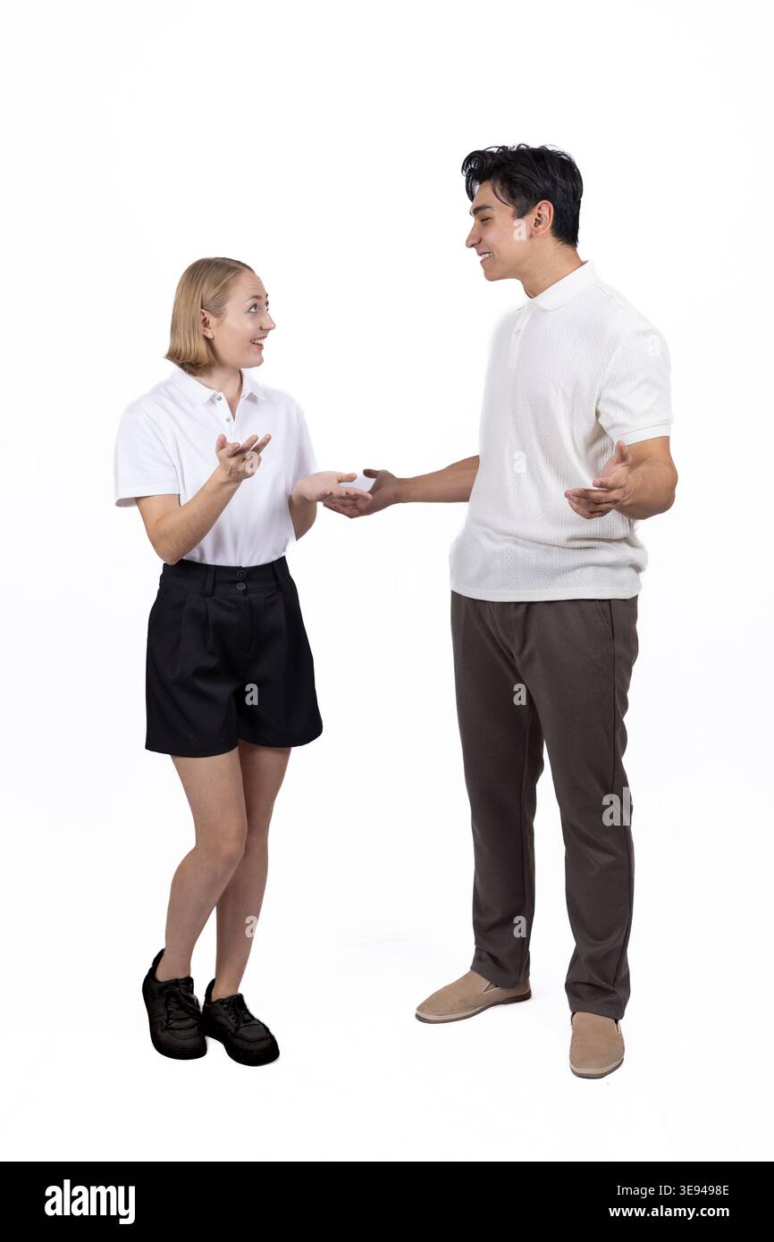 Mann und Frau reden und Gesten im Studio Stockfoto