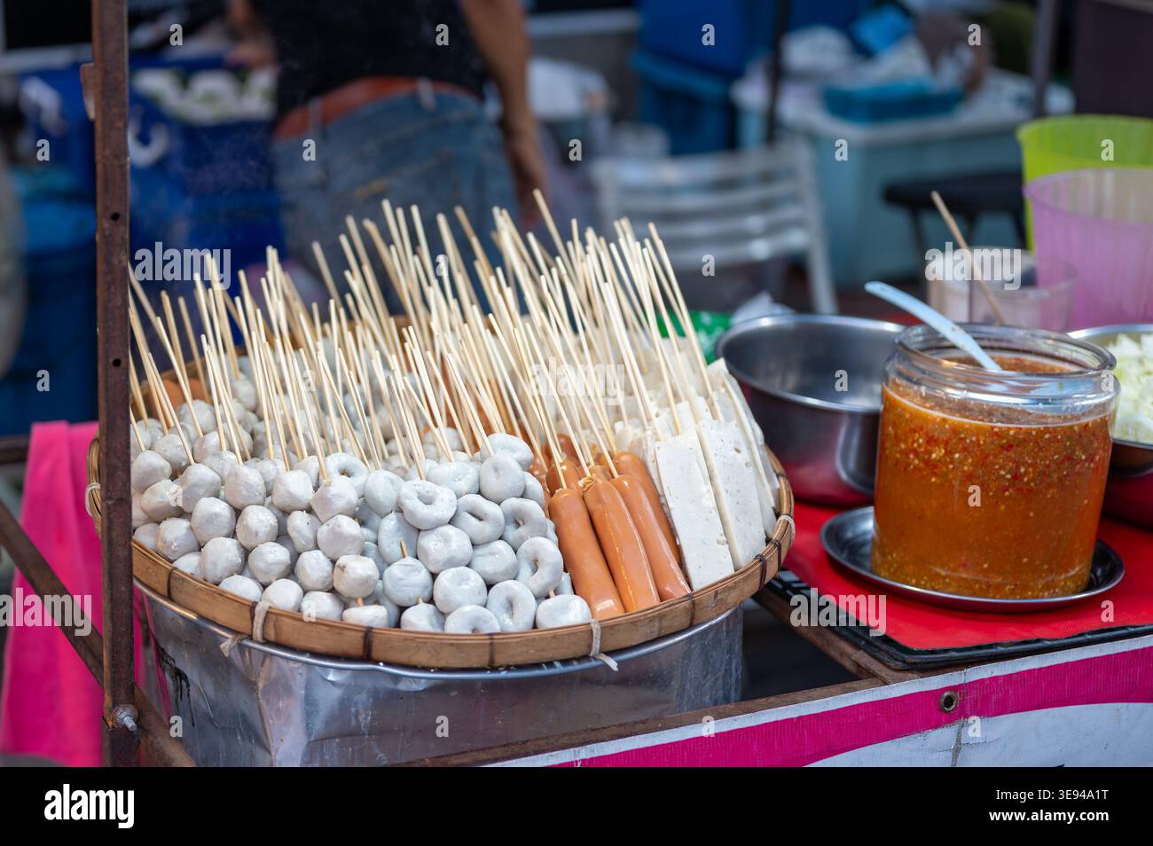 Würstchen, Marshmallows und Snacks, zubereitet zum Grillen am Thai Street Food Stand, ungezwungene Outdoor-Kochszene, lokale Marktatmosphäre und Reisefoo Stockfoto