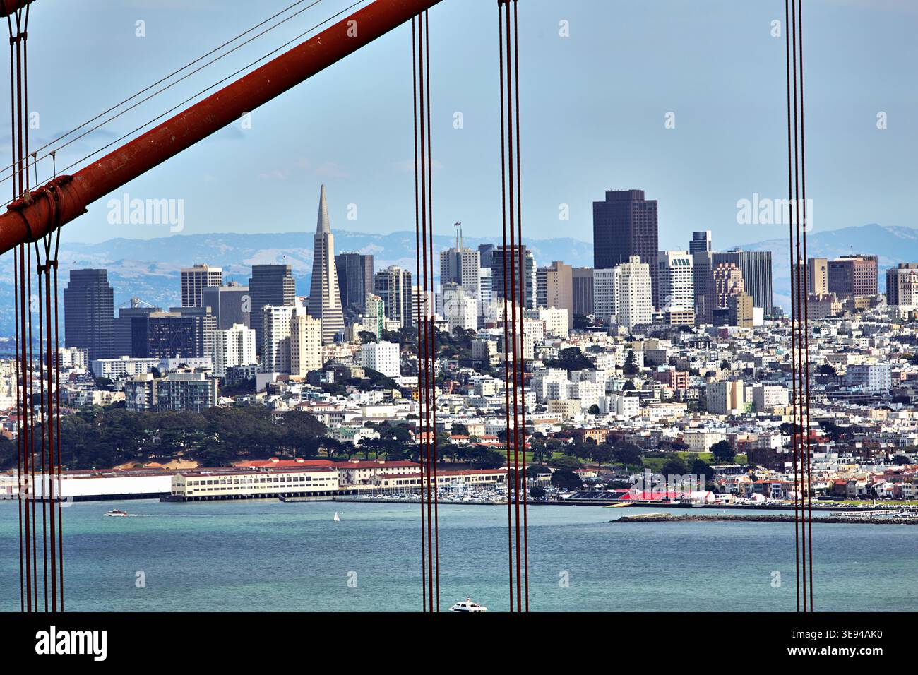 Die Skyline von San Francisco von der Golden Gate Bridge. Das Wasser ist darunter und Gebäude säumen das Ufer im Hintergrund. Stockfoto