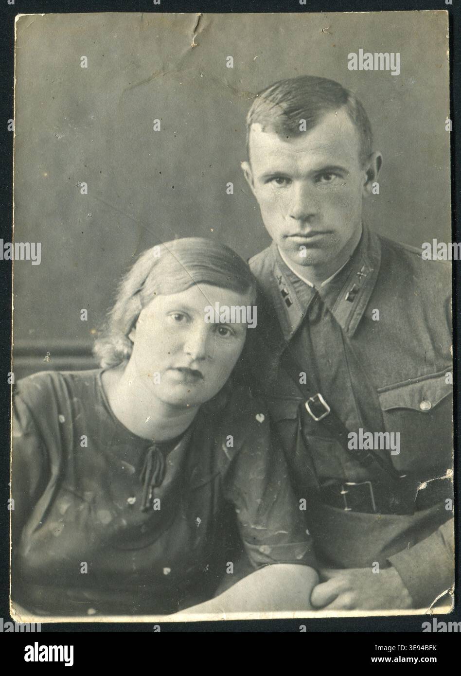 S&W Studio Porträt eines Piloten der Roten Armee in M35 Gymnastyorka Tunika und einer Frau, UdSSR, 1941. Der Flieger trägt einen Sam Browne Gürtel und einen Frühkriegskragen ta Stockfoto