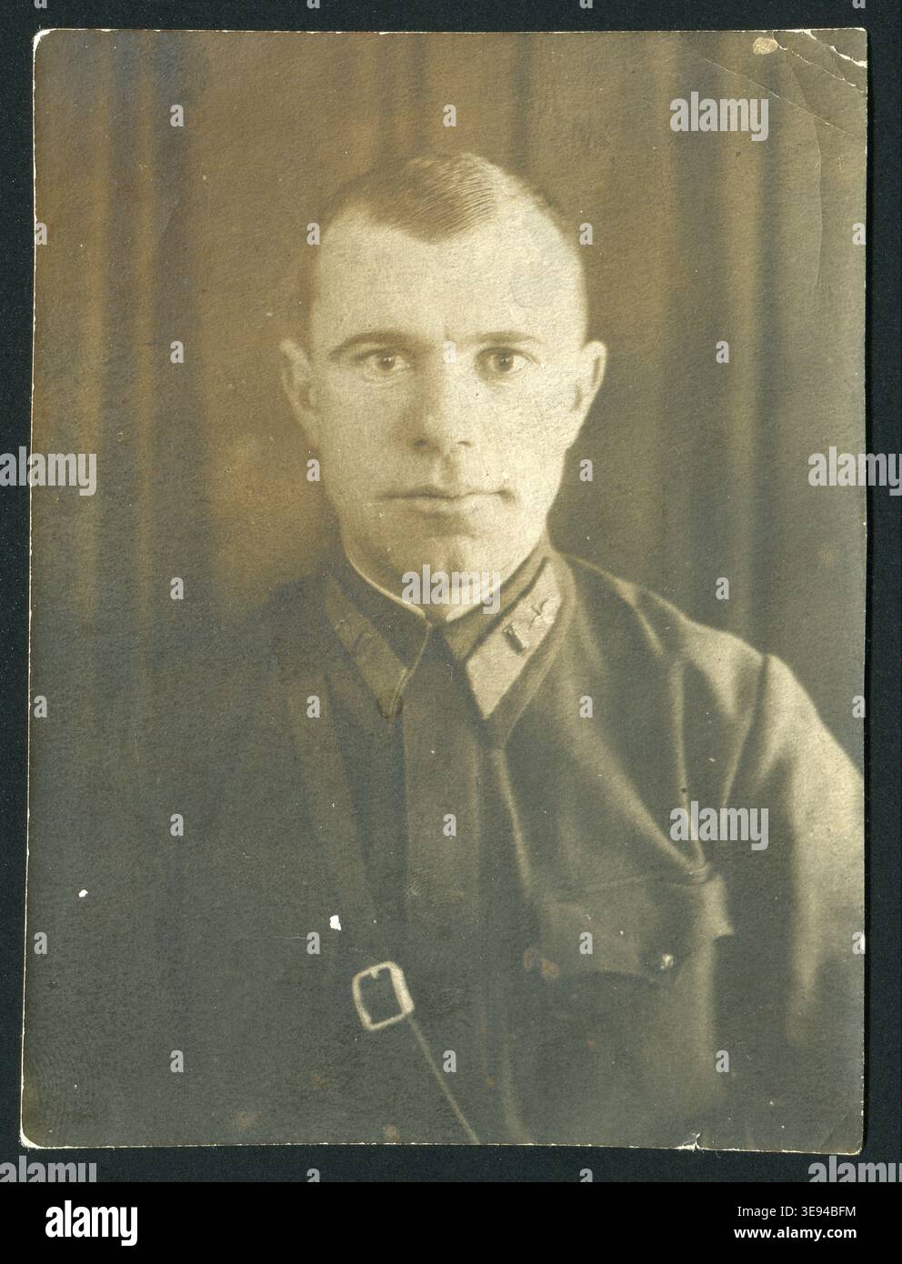 Lieutenant der Roten Armee in einer Diensttunika mit Kragenlaschen und einem Kreuzgürtel aus Leder. 2. Weltkrieg. Authentisches Schwarzweiß-Foto aus der Sowjetzeit, das jeden Tag fotografiert Stockfoto