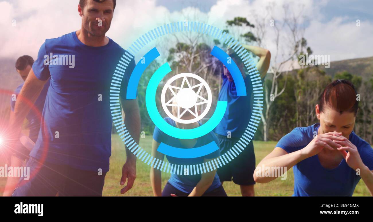 Stretchgruppe von fünf Trainern, die passende blaue Sporthemden auf Gras tragen, mit blauem HUD Stockfoto