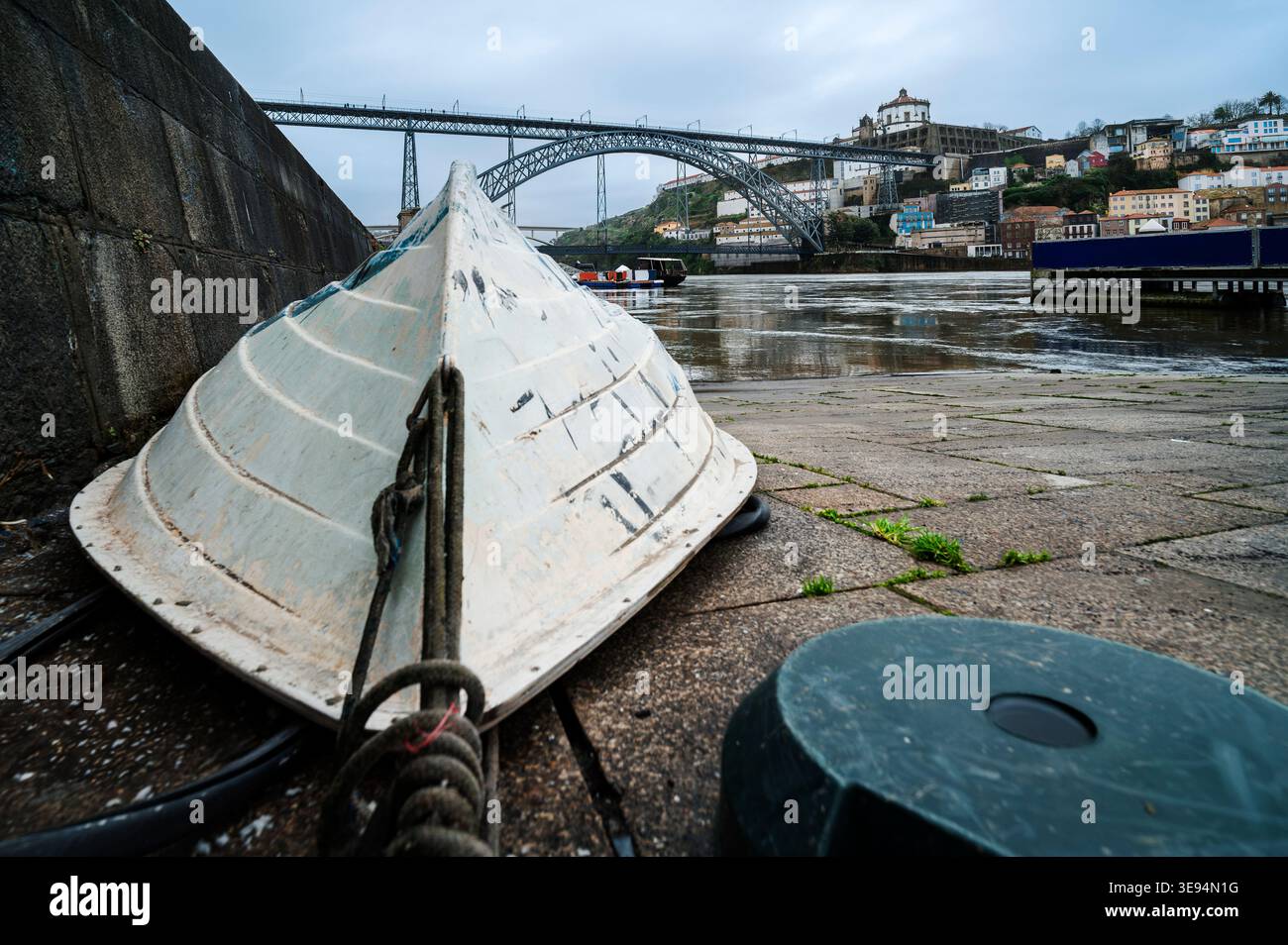 Umgedrehtes Boot am Fluss Douro in Porto, Portugal Stockfoto