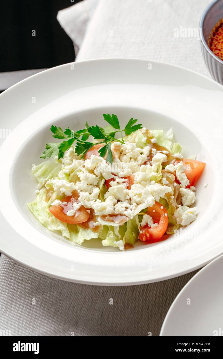 Salat mit Gemüse und hausgemachtem Ziegenkäse Stockfoto