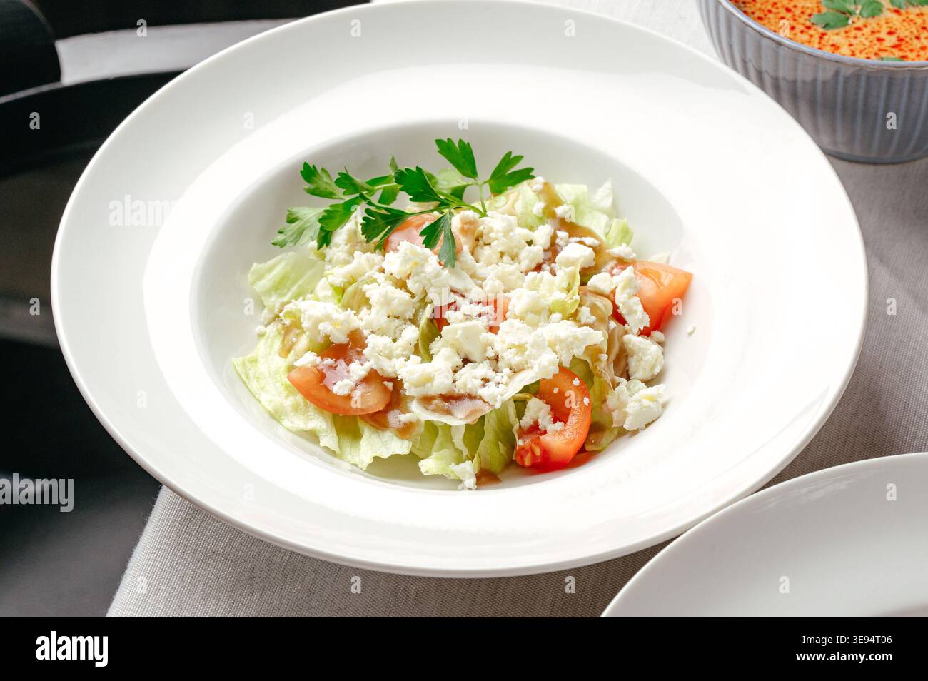 Salat mit Gemüse und hausgemachtem Ziegenkäse Stockfoto