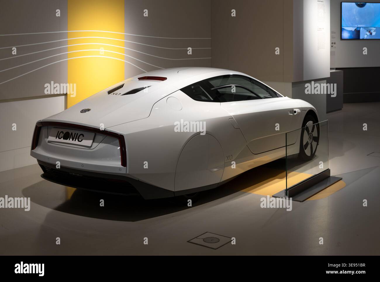 Der futuristische Volkswagen XL1 wird bei DRIVE – dem Volkswagen Group Forum präsentiert. Eine Dreiviertelansicht des ultraeffizienten weißen VW-Fahrzeugs hinten. Stockfoto
