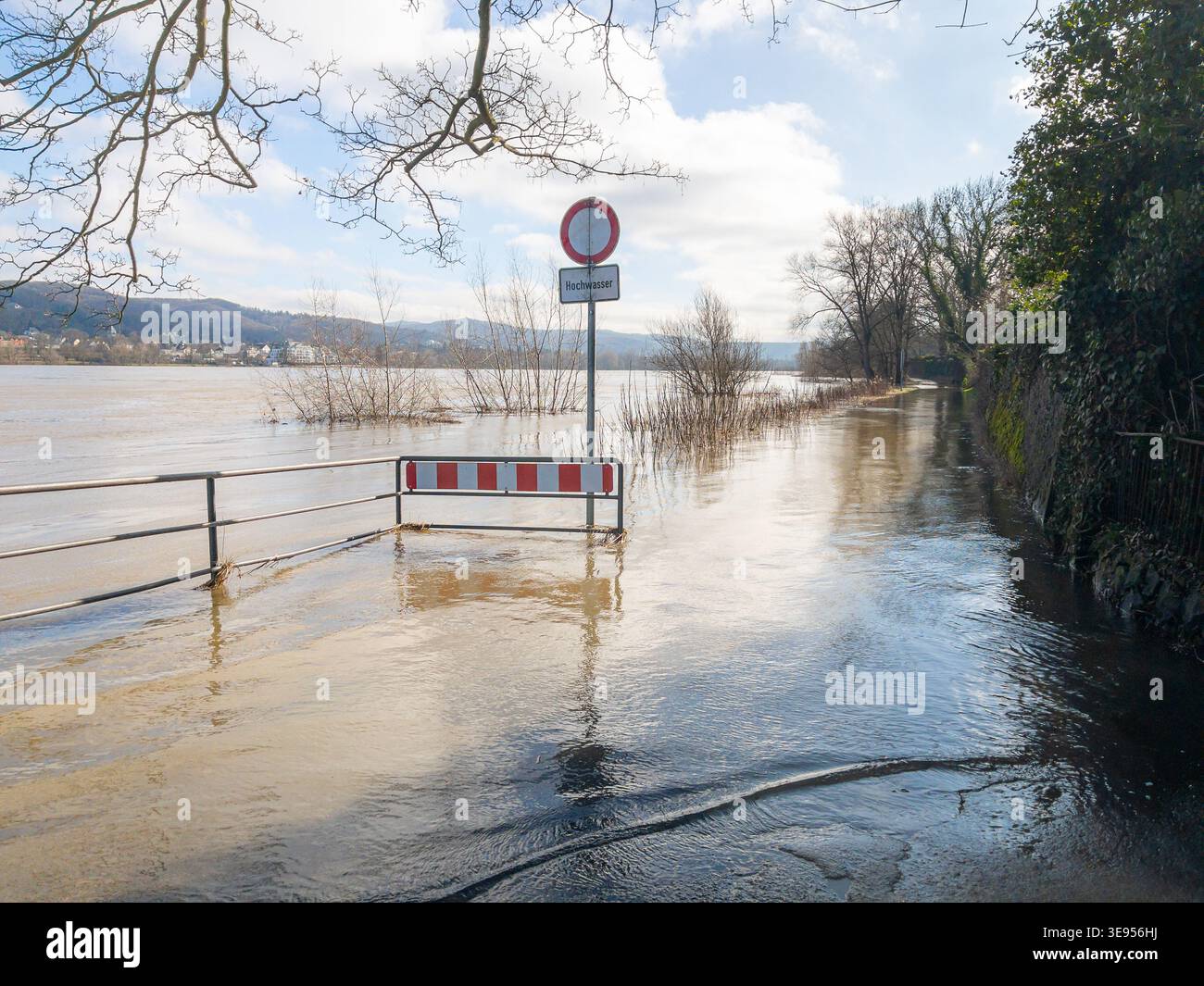 Rheinwasser bedecken den Flussweg neben dem Warnschild. Stockfoto