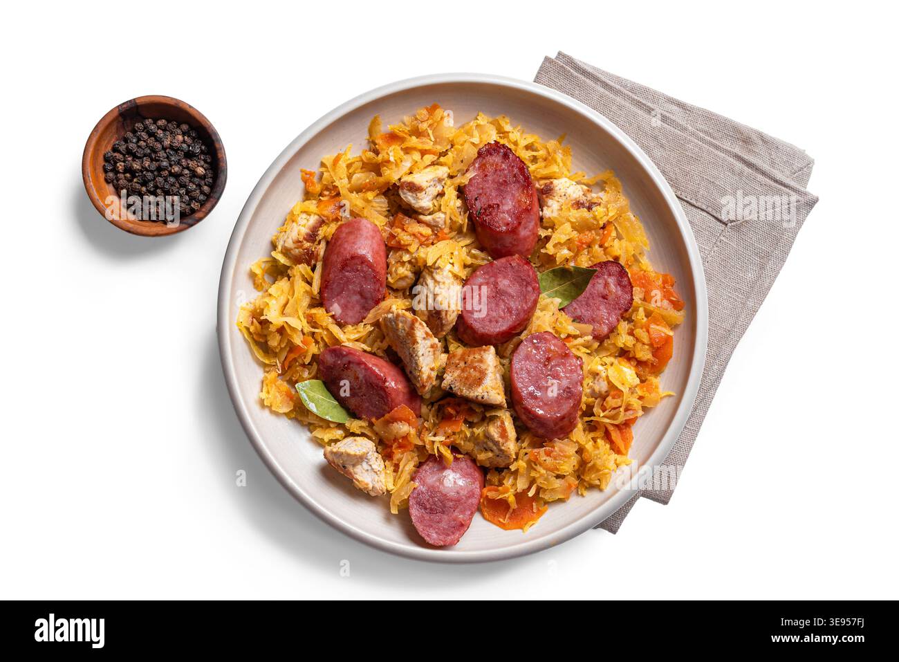Traditionelle polnische Bigos-Mahlzeit oder Hunter's Stew mit Würstchen, Fleisch und gedünstetem Kohl isoliert auf weißem Hintergrund, Blick von oben, Designelement. Hausgemacht Stockfoto