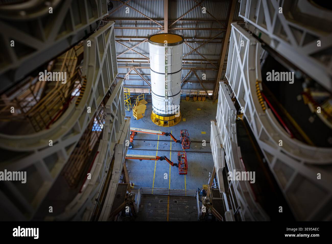 Das linke Vorwärtssegment der Rakete Artemis III SLS (Space Launch System) der NASA wird aus dem Schiffscontainer ahea entfernt Stockfoto