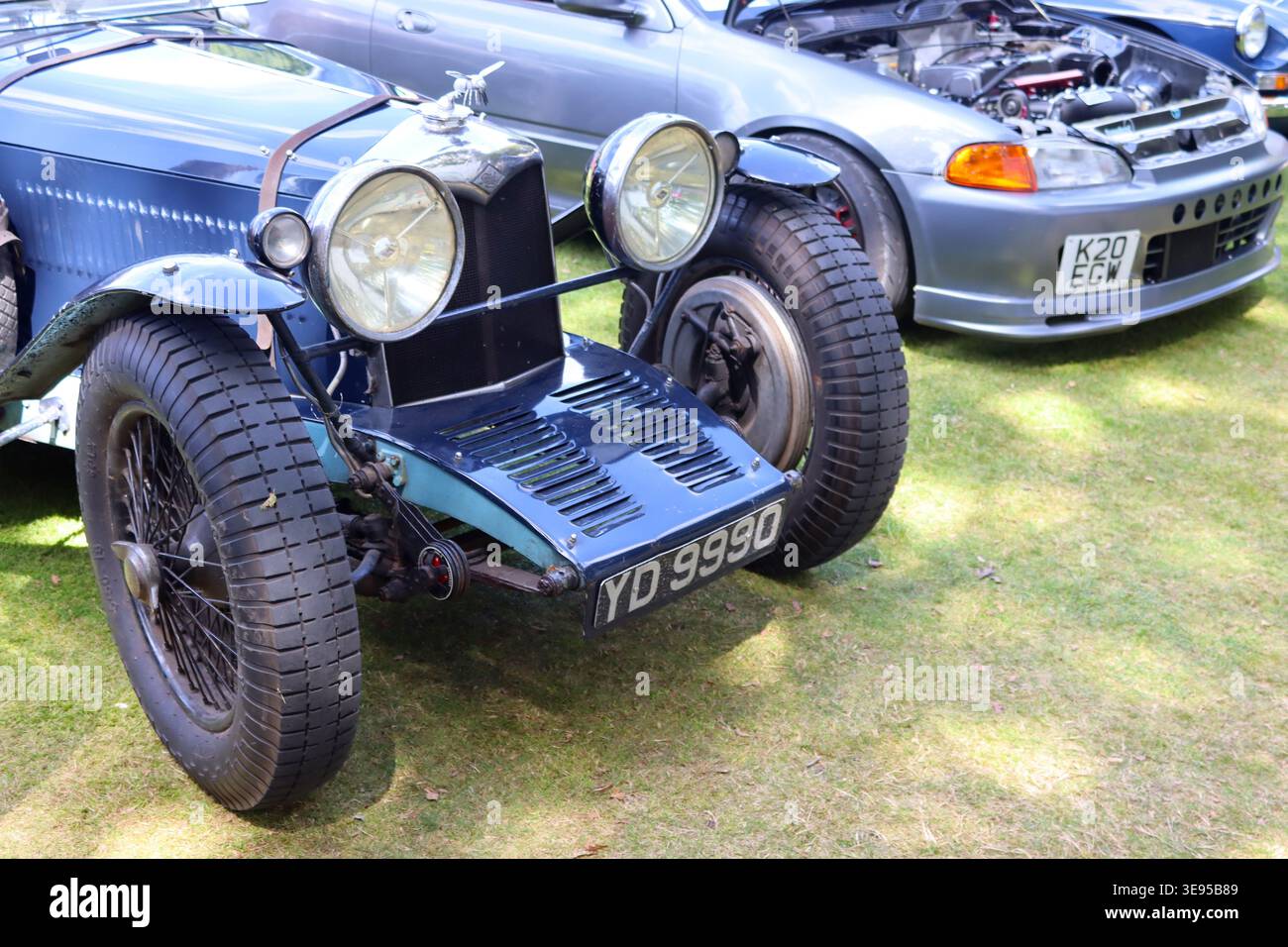 Ein Kontrast zwischen zwei Sportwagen, die 60 Jahre voneinander getrennt sind: Einem Riley 12/4 Sprite Special aus dem Jahr 1934 und einem modifizierten Honda Civic 1.5i K20 Fließheck. Stockfoto