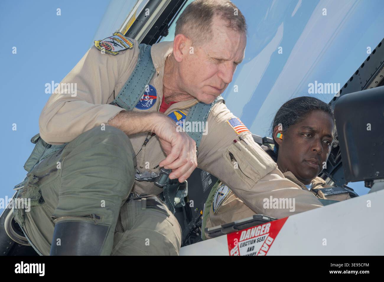 NASA-Pilot Timothy Williams hilft Laurie Grindle, stellvertretende Direktorin des Zentrums, auf einen Incentive-Flug mit einem F/A-18-Flugzeug im Arm der NASA vorzubereiten Stockfoto