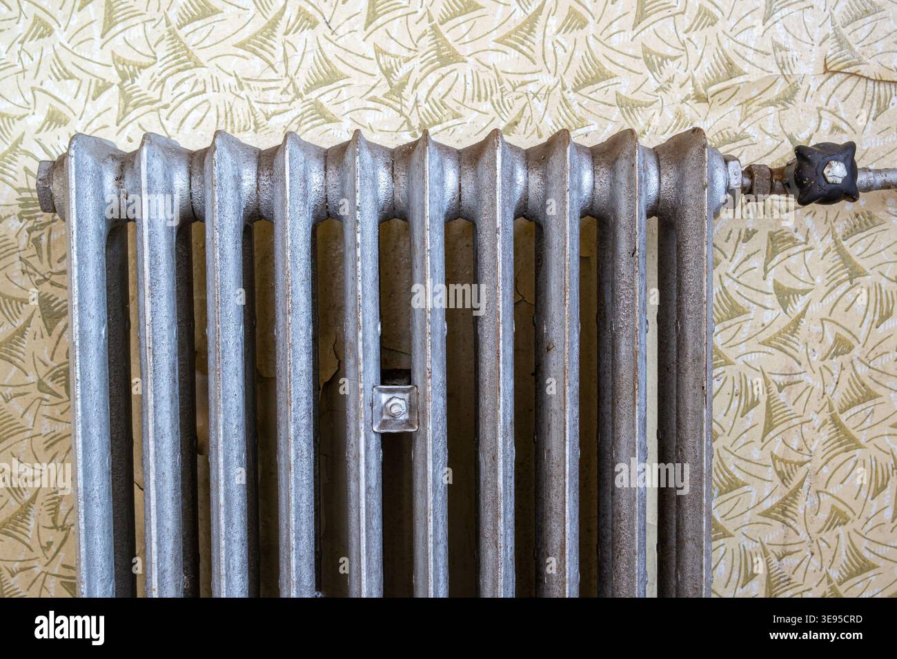 Alter Ölkühler an der Wand, Zeit für Neues Stockfoto