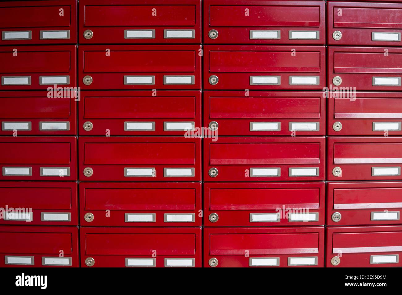 Roter Briefkasten in der Stadt Stockfoto