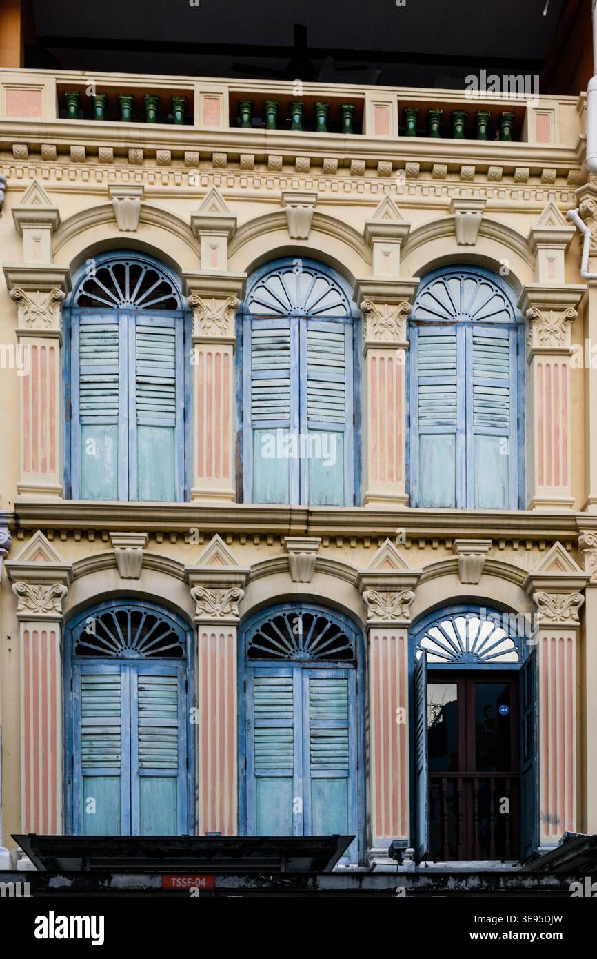 Architektonische Details von kunstvollen, farbenfrohen, traditionellen, alten Häusern und Gebäuden aus der Kolonialzeit in Singagpore. Stockfoto