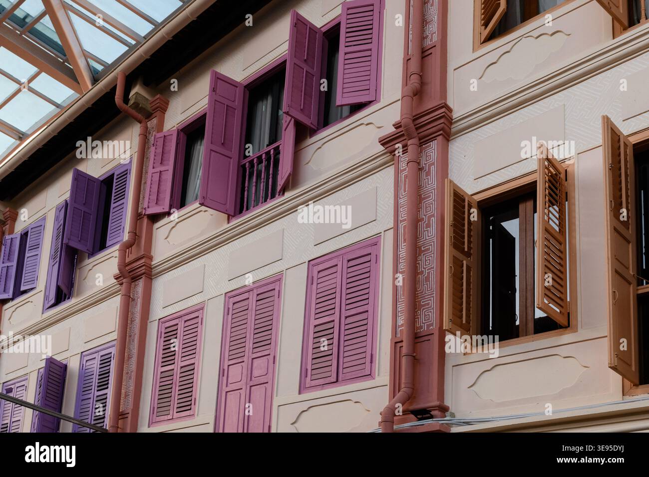 Architektonische Details von kunstvollen, farbenfrohen, traditionellen, alten Häusern und Gebäuden aus der Kolonialzeit in Singagpore. Stockfoto