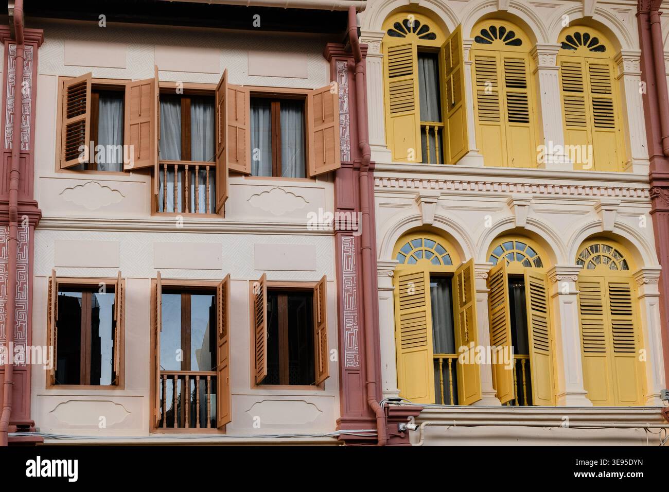 Architektonische Details von kunstvollen, farbenfrohen, traditionellen, alten Häusern und Gebäuden aus der Kolonialzeit in Singagpore. Stockfoto