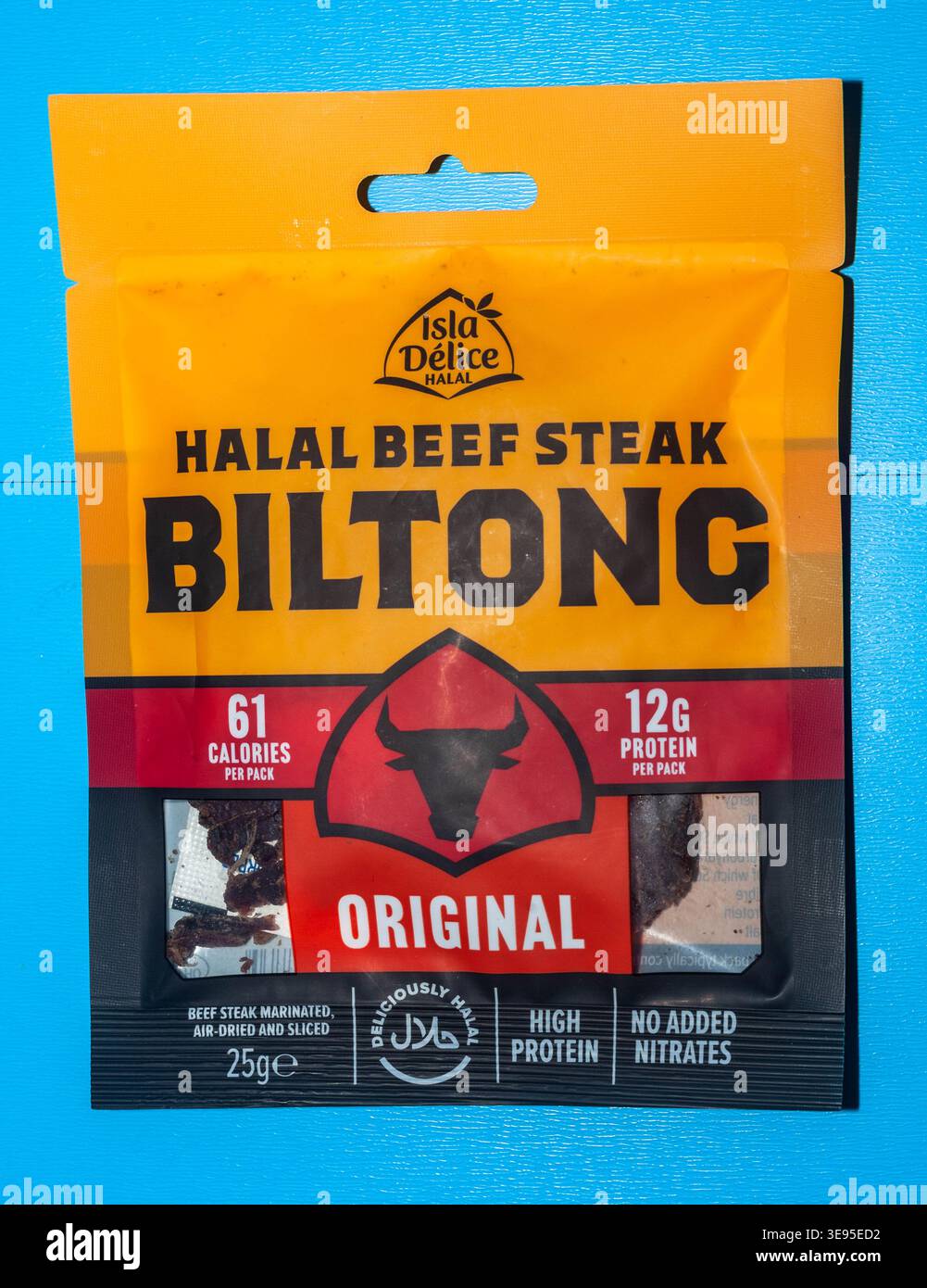 Eine Packung Biltong auf blauem Hintergrund Stockfoto