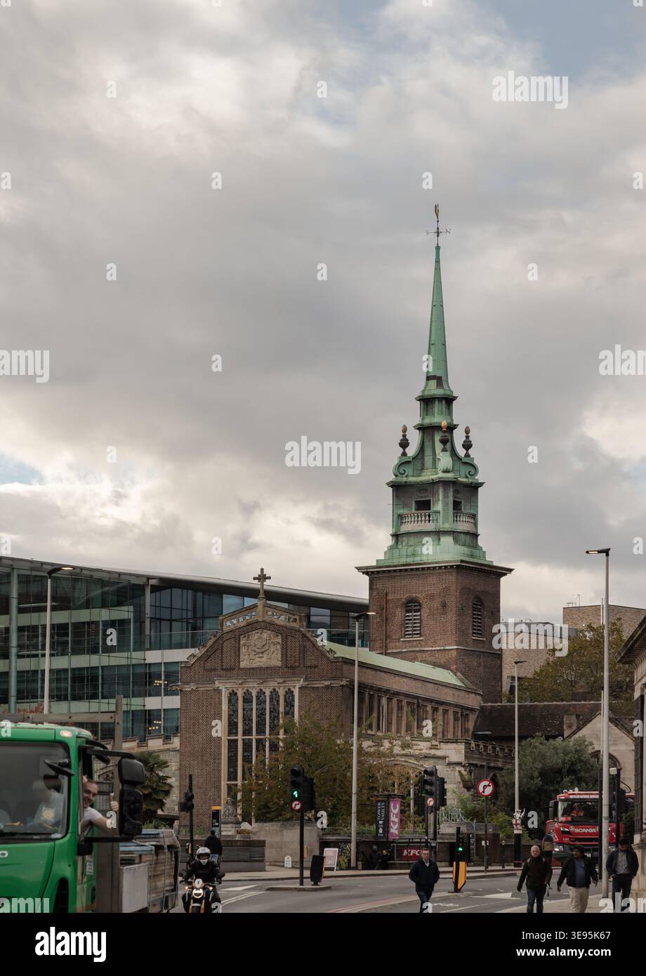 London, Großbritannien - 07. November 2023 - All Hallows-by-the-Tower ist ein Zufluchtsort der Zeit, eine Steinbrücke, die von ihrer Gründung im Jahr 675 n. Chr. durch Roman and überspannt Stockfoto