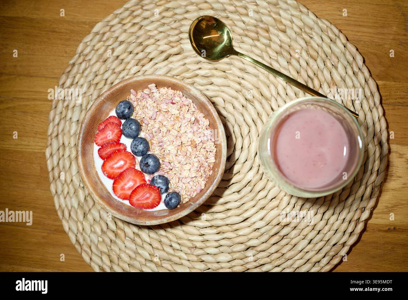 Gesunde Frühstücksschale mit Haferbeeren und Joghurtgetränk Stockfoto