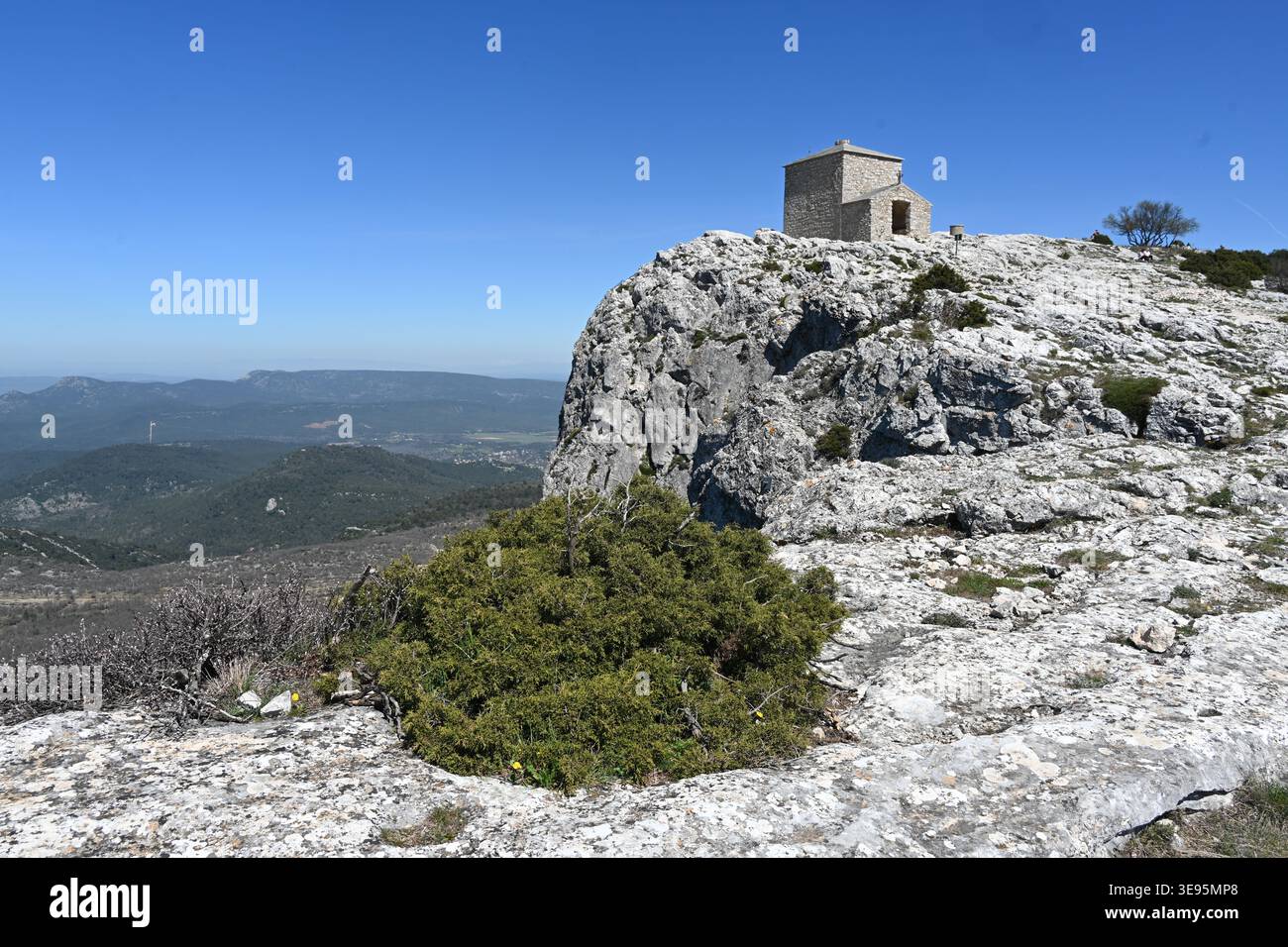 Saint Pilon Chapelle oder Chapelle de Saint-Pilon, oberhalb der Heiligen Höhle Maria Magdalena auf dem Gipfel des Saint Pilon Massivs von Sainte Baume Provence Frankreich Stockfoto