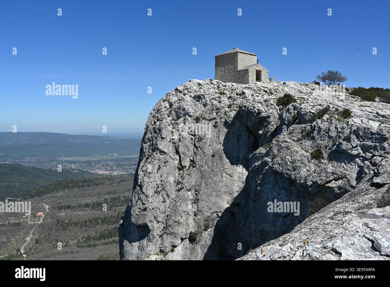 Saint Pilon Chapelle oder Chapelle de Saint-Pilon, oberhalb der Heiligen Höhle Maria Magdalena auf dem Gipfel des Saint Pilon Massivs von Sainte Baume Provence Frankreich Stockfoto