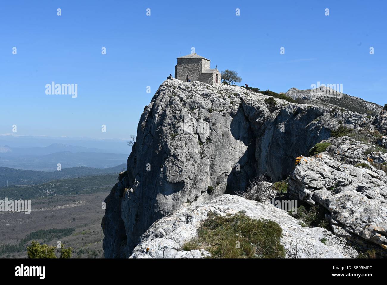 Saint Pilon Chapelle oder Chapelle de Saint-Pilon, oberhalb der Heiligen Höhle Maria Magdalena auf dem Gipfel des Saint Pilon Massivs von Sainte Baume Provence Frankreich Stockfoto