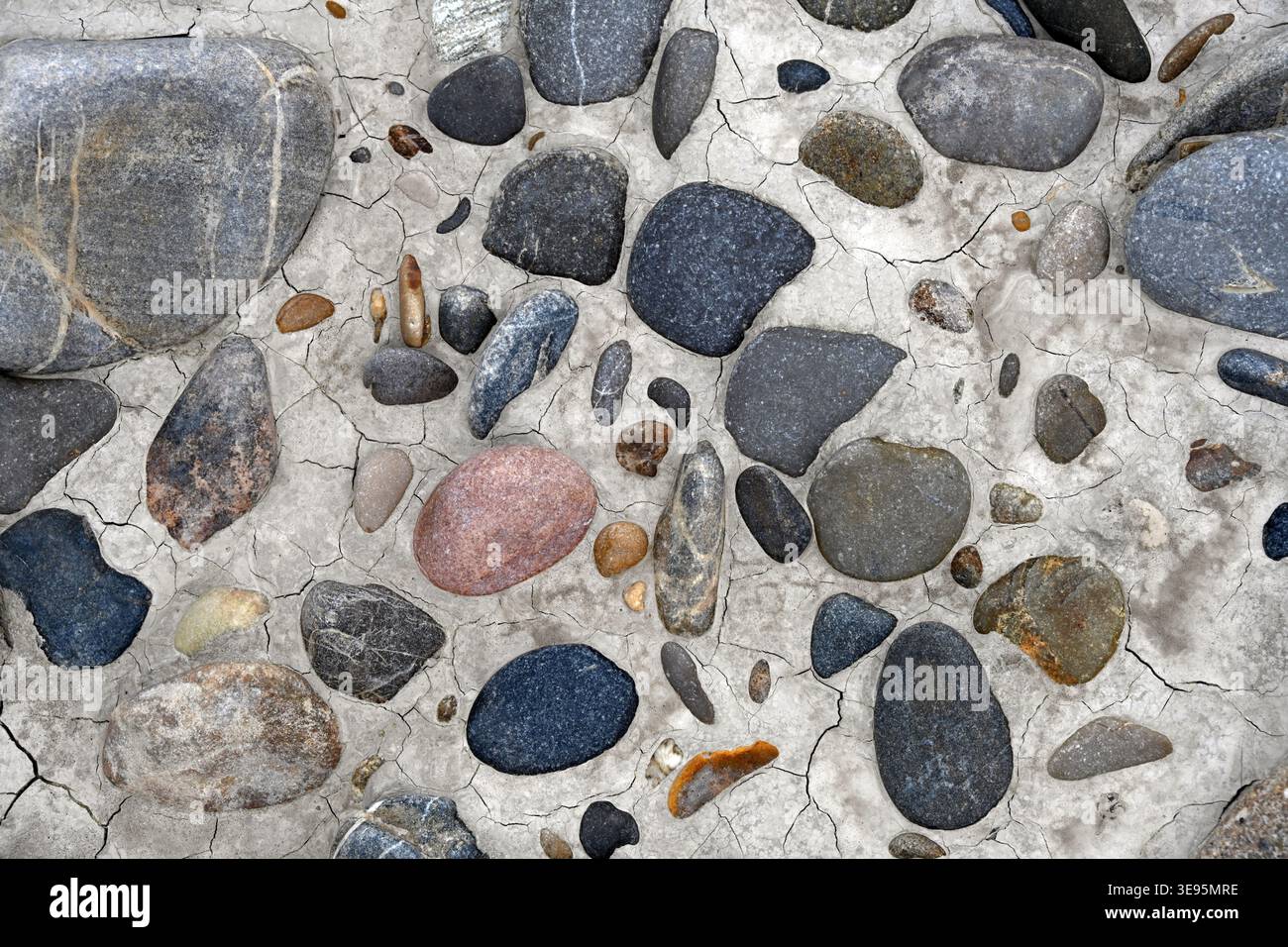 Natürliche Muster der glatten Fluss Pebbles, Rocks or Stones im River Bed of Durance River Provence Frankreich Stockfoto