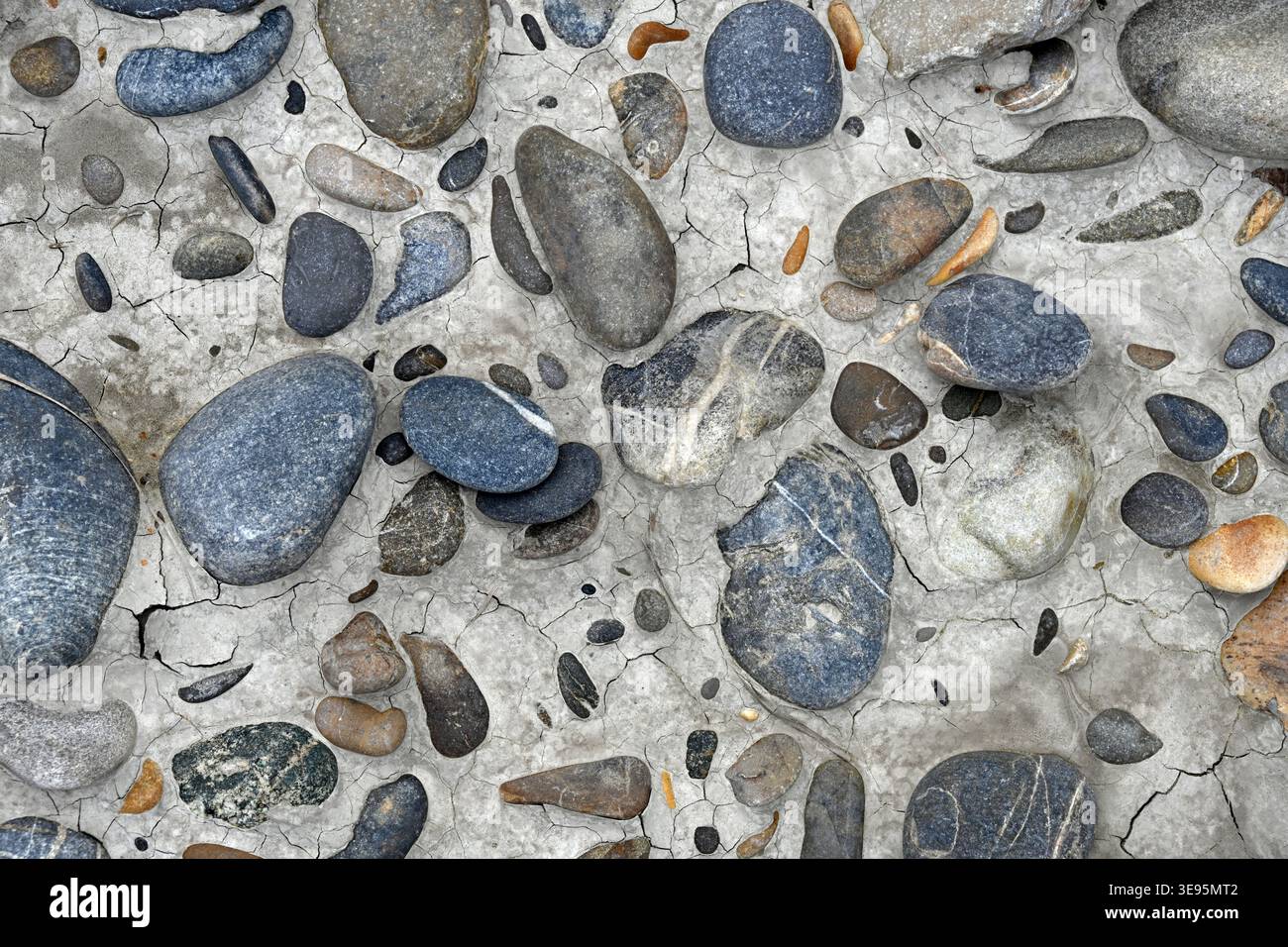 Natürliche Muster der glatten Fluss Pebbles, Rocks or Stones im River Bed of Durance River Provence Frankreich Stockfoto