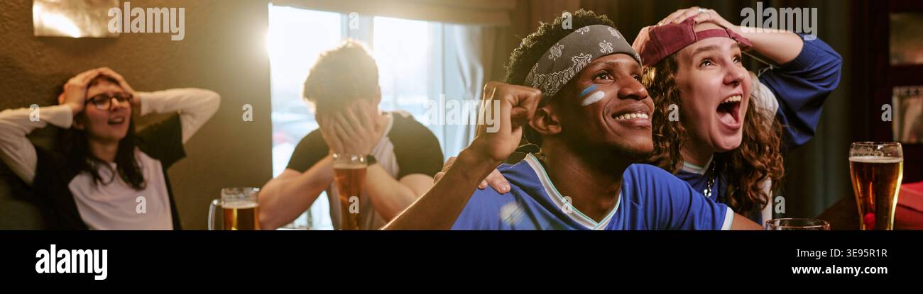 Verschiedene Freunde feiern den Sportsieg in der Bar für Fan Marketing Stockfoto