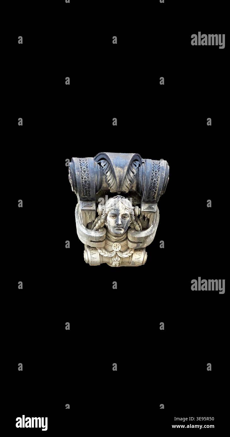 Klassische Maskaronskulptur isoliert auf transparentem Hintergrund. Architektonisches dekoratives Gesichtselement Eine hochwertige Aufnahme eines traditionellen architektonischen Mascarons mit einer geschnitzten Steinfassade mit dekorativen Rollen. Dieses dekorative Element ist typisch für neoklassizistische oder barocke Gebäudefassaden. Isoliert auf einem transparenten Hintergrund für architektonische Restaurierungsprojekte, digitale Kunst und Grafikdesign. Gebäudefassade. Hochwertige Fotos Stockfoto