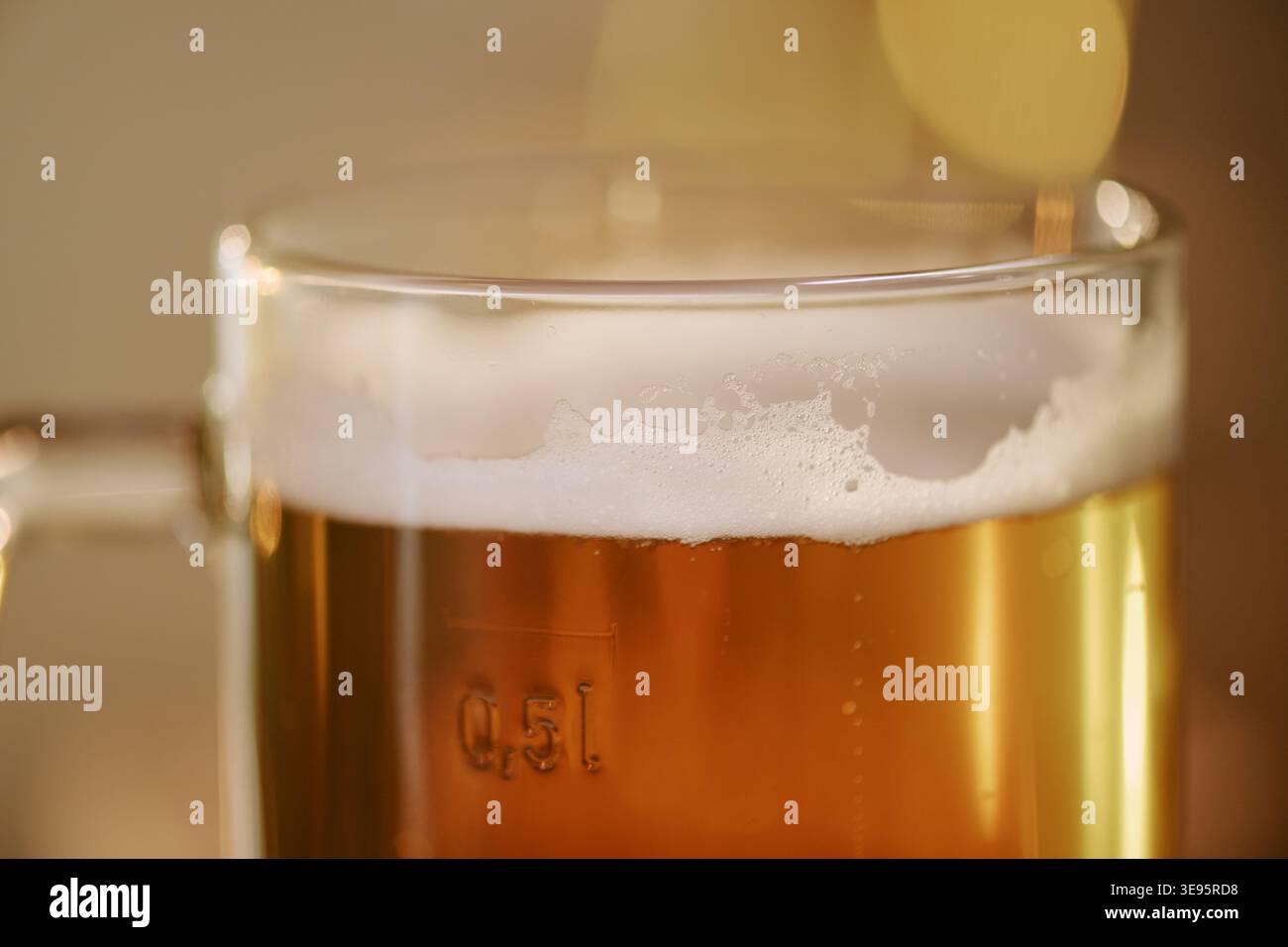 Ein Glas Craft Beer steht bereit für das Bar- und Getränkemarketing Stockfoto