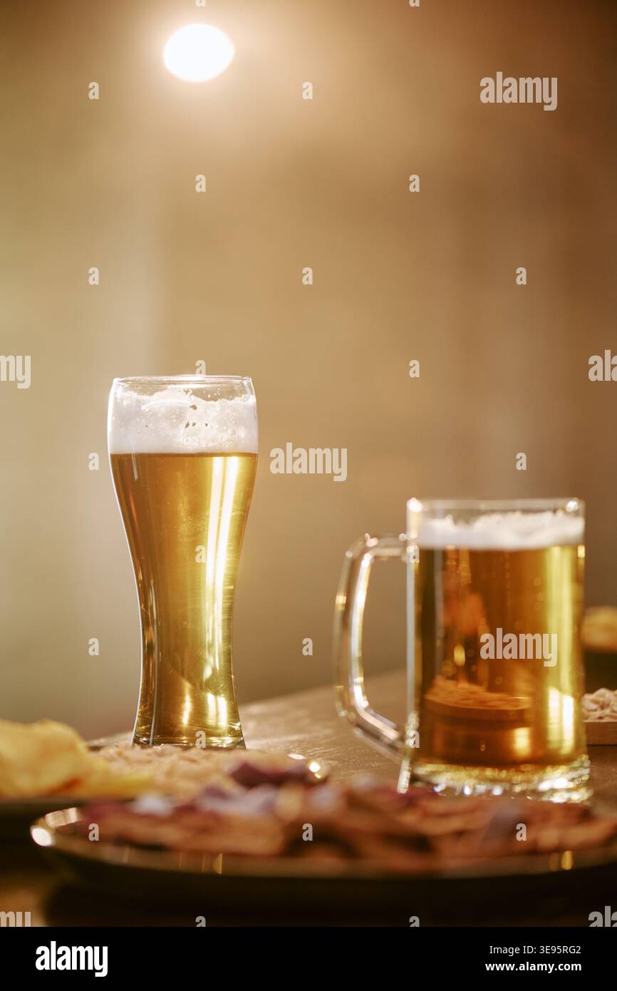 Frisch gezapftes Bier mit Snacks für Bar-Promotion und Menüdesign Stockfoto