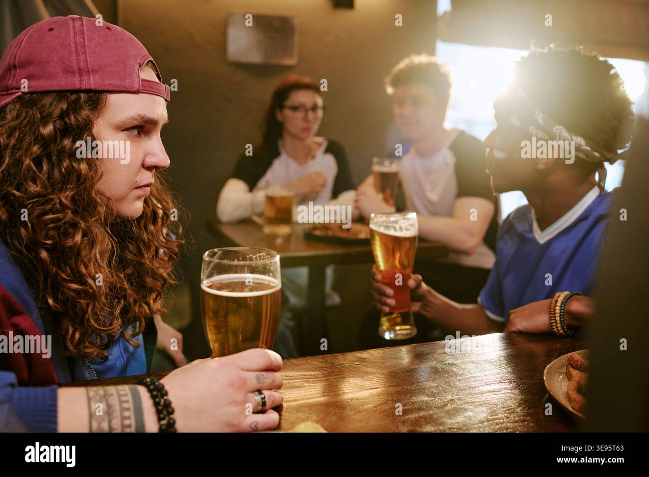Erwachsene Freunde trinken Bier im Pub während einer zwanglosen gesellschaftlichen Versammlung Stockfoto